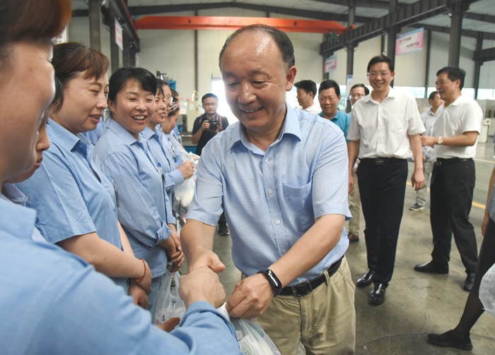 省委書記、省總工會副主席徐發成一行來安徽天康集團開展“清涼”活動。