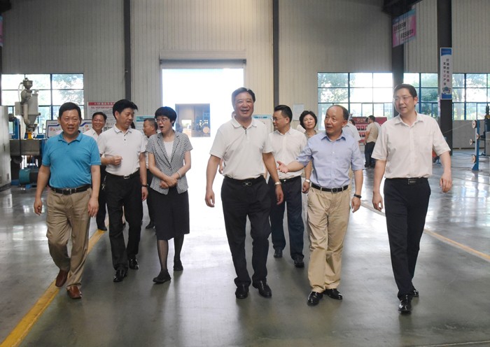 省委書記、省總工會副主席徐發成一行來安徽天康集團開展“清涼”活動。