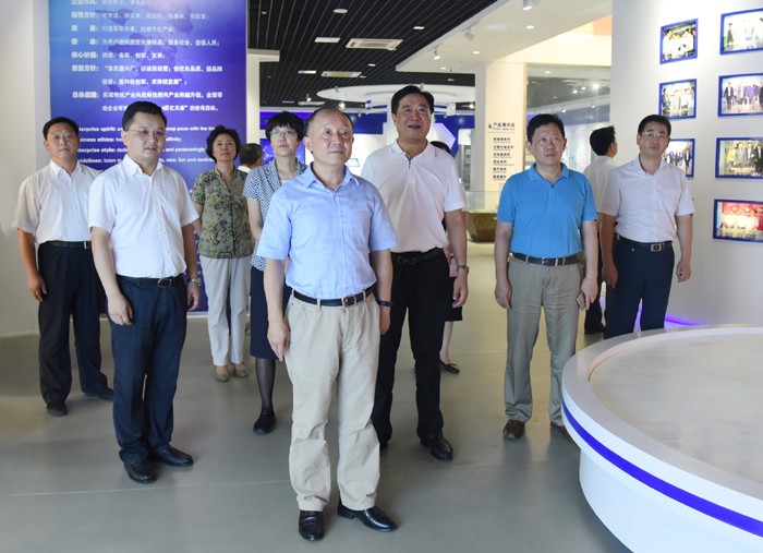 省委書記、省總工會副主席徐發成一行來安徽天康集團開展“清涼”活動。